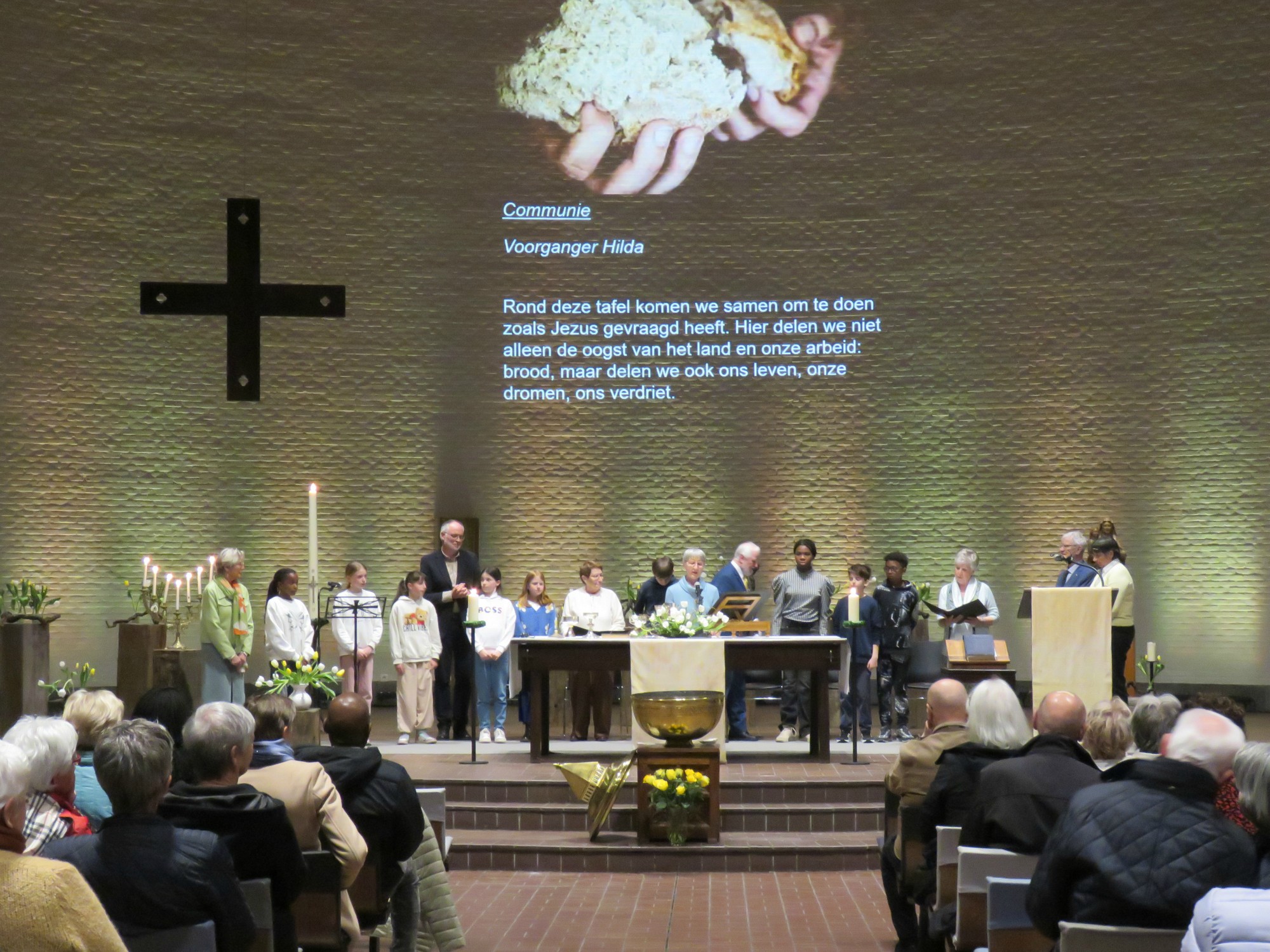 Paaswake - Het Onze Vader met de 6 gebedsleiders en de kinderen rond het altaar