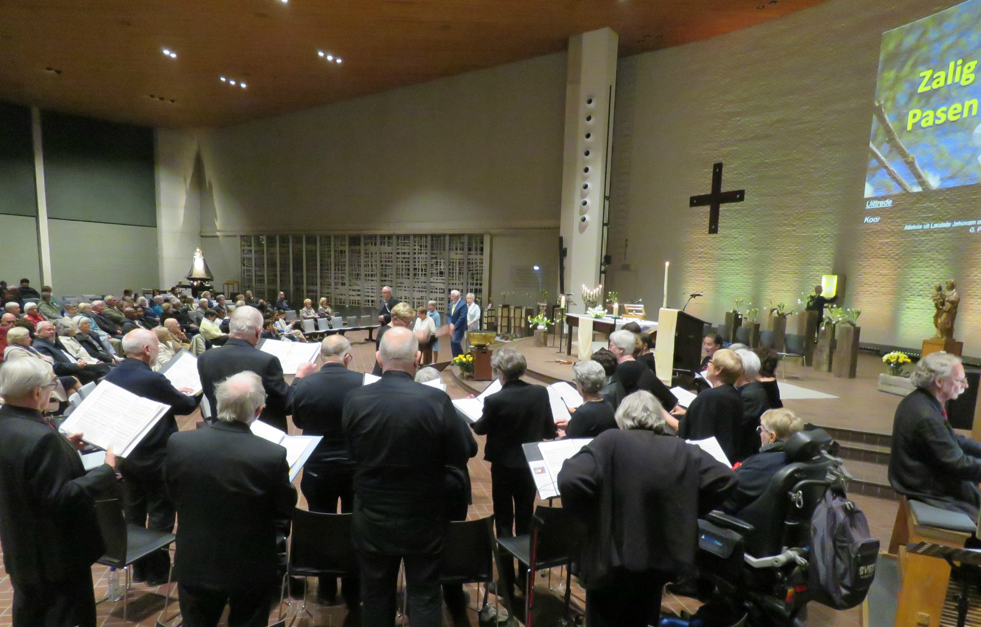 Paaswake - Het Sint-Annakoor o.l.v. Myriam Baert met het slotlied