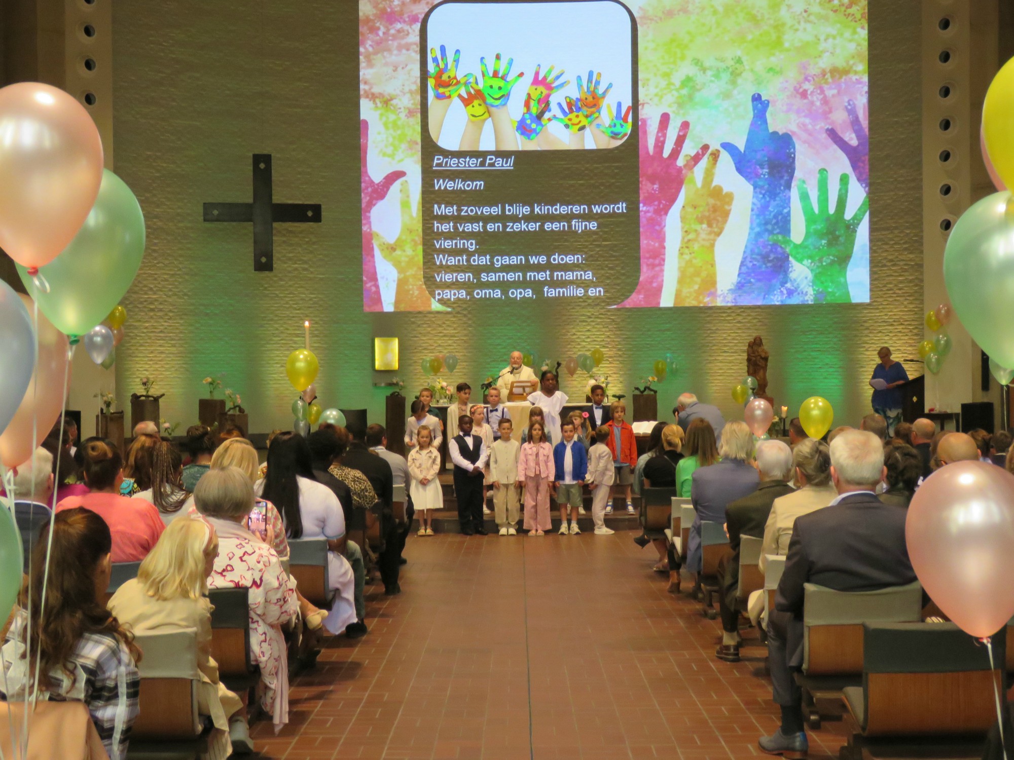 Eerste communie 2025 | Intredeprocessie met lied 'de kinderkaravaan'
