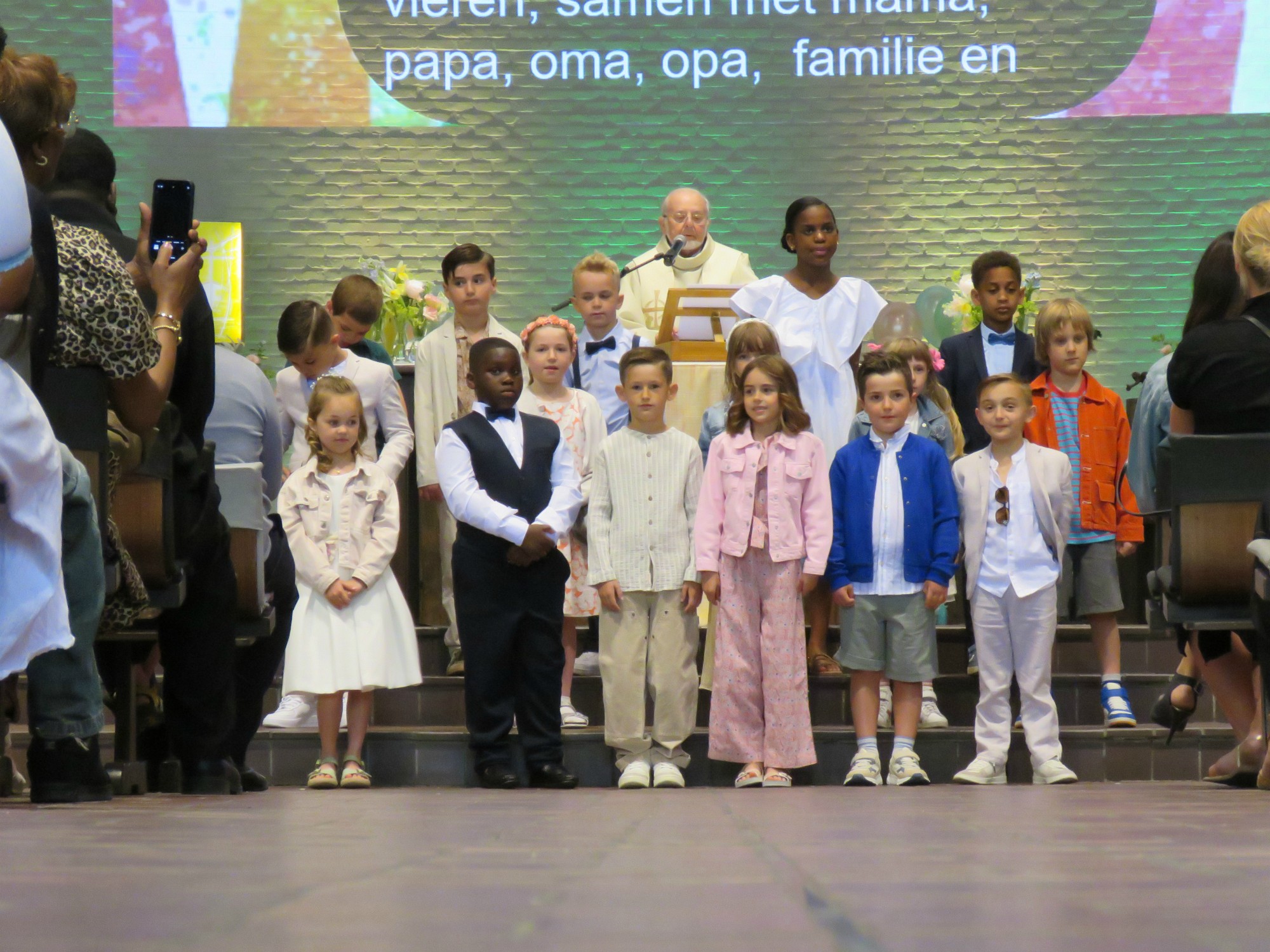 Eerste communie 2025 | Intredeprocessie met lied 'de kinderkaravaan'