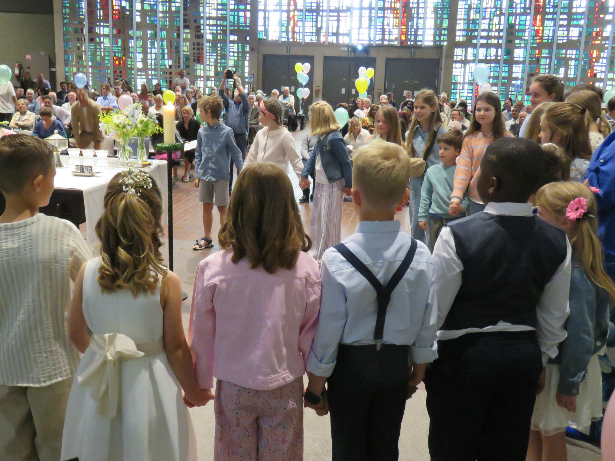 Eerste communie 2025 | Het Onze Vader, hand in hand over de rijen heen