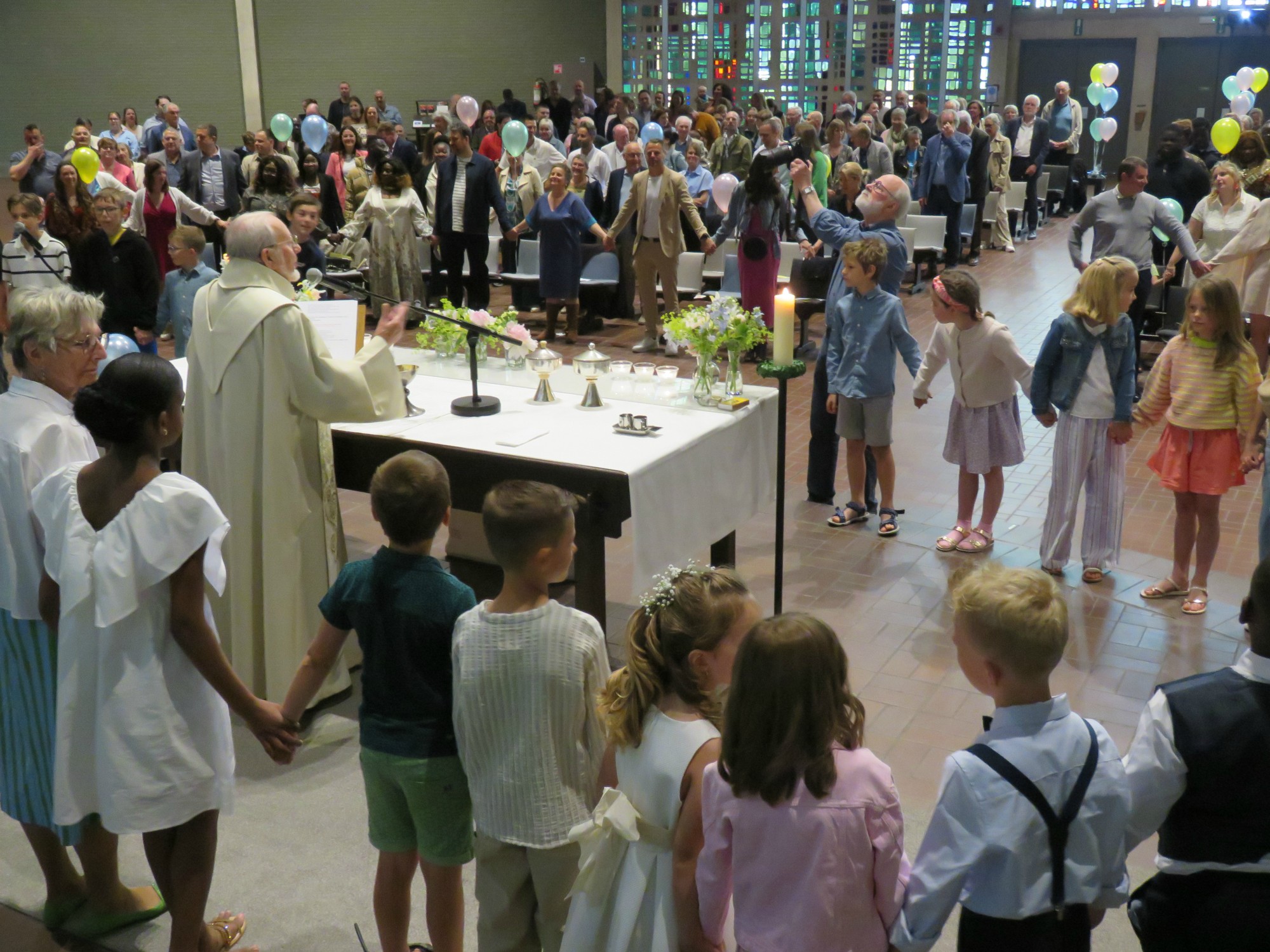 Eerste communie 2025 | Het Onze Vader, hand in hand over de rijen heen