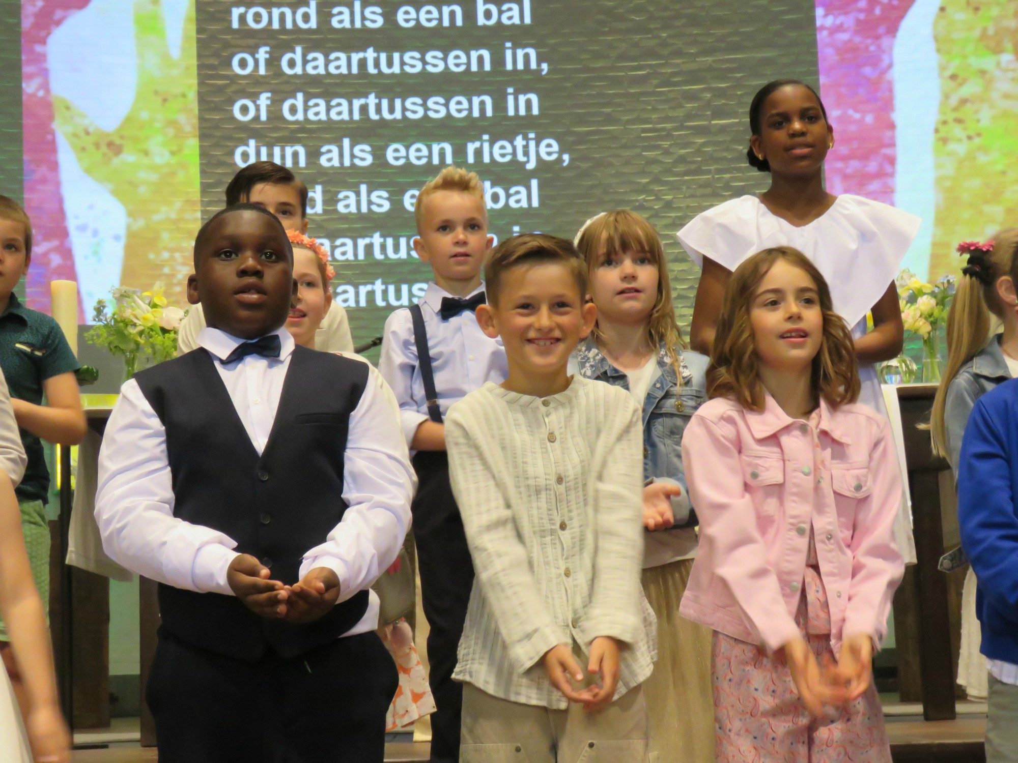 Eerste communie 2025 | Het slotlied 'Ik ben Ik' uitbundig samen gezongen