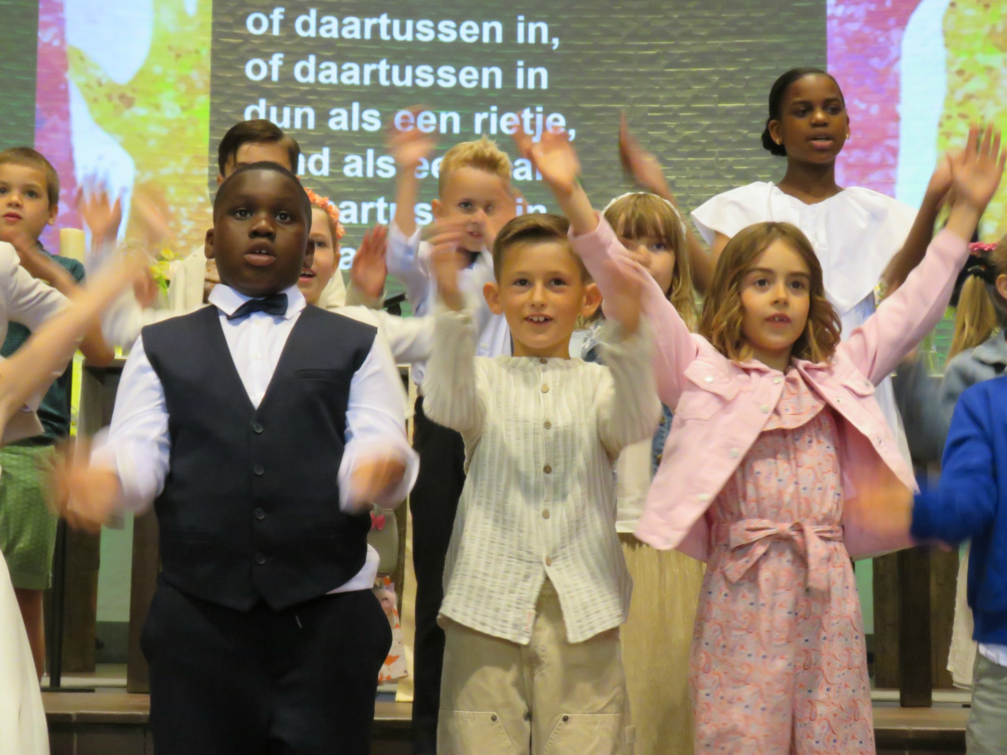 Eerste communie 2025 | Het slotlied 'Ik ben Ik' uitbundig samen gezongen