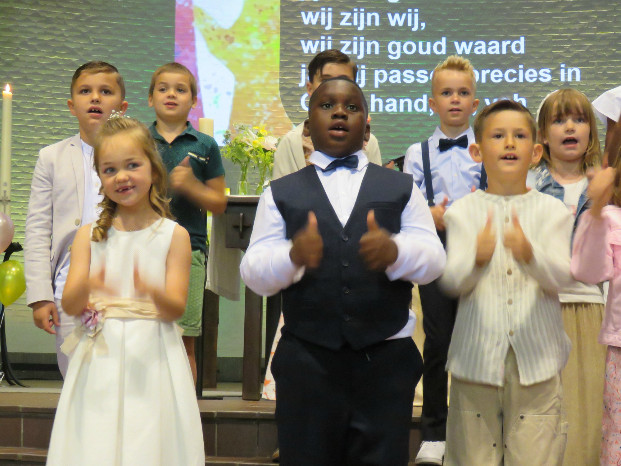 Eerste communie 2025 | Het slotlied 'Ik ben Ik' uitbundig samen gezongen