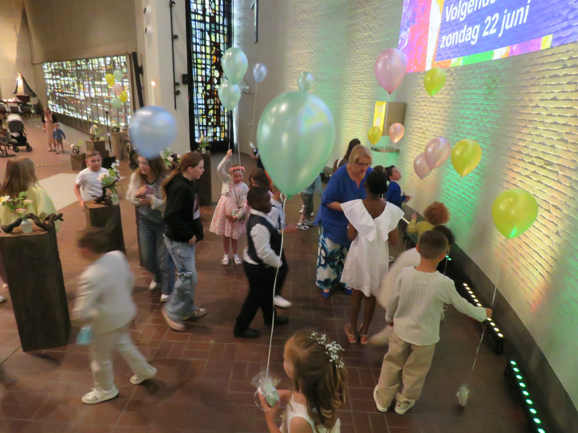 Eerste communie 2025 | De ballonnen werden aan alle kinderen uitgedeeld